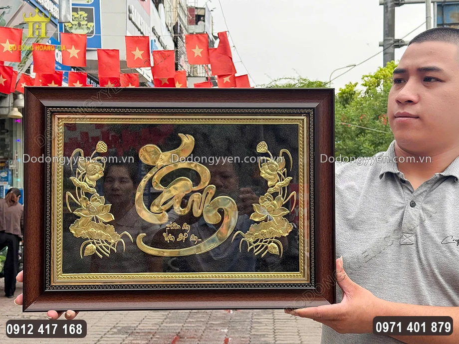 Nền tranh được sơn đen v&ocirc; c&ugrave;ng nổi bật